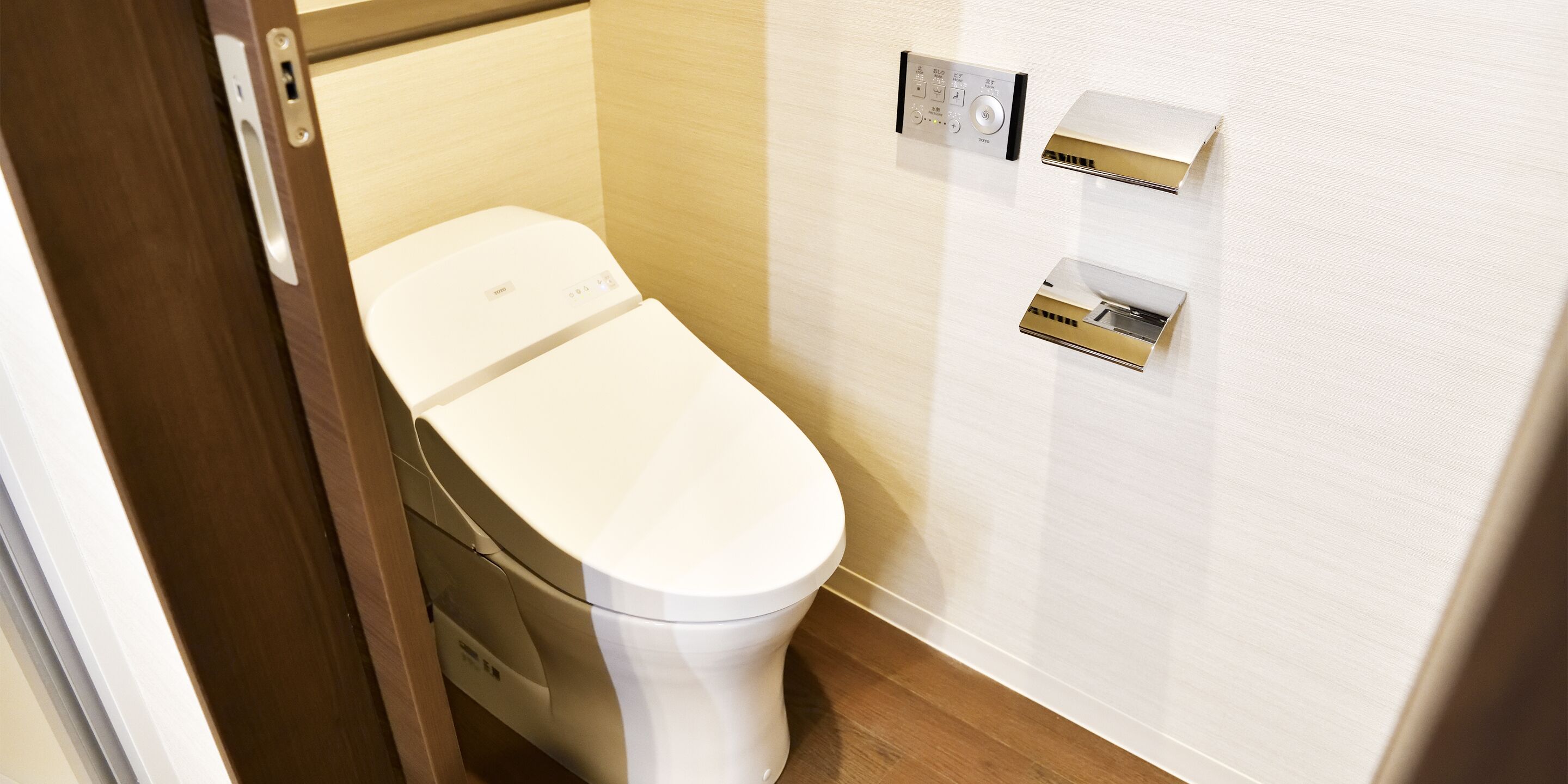 twin room | bathroom | combined shower/bathtub, free toiletries, hair dryer, slippers