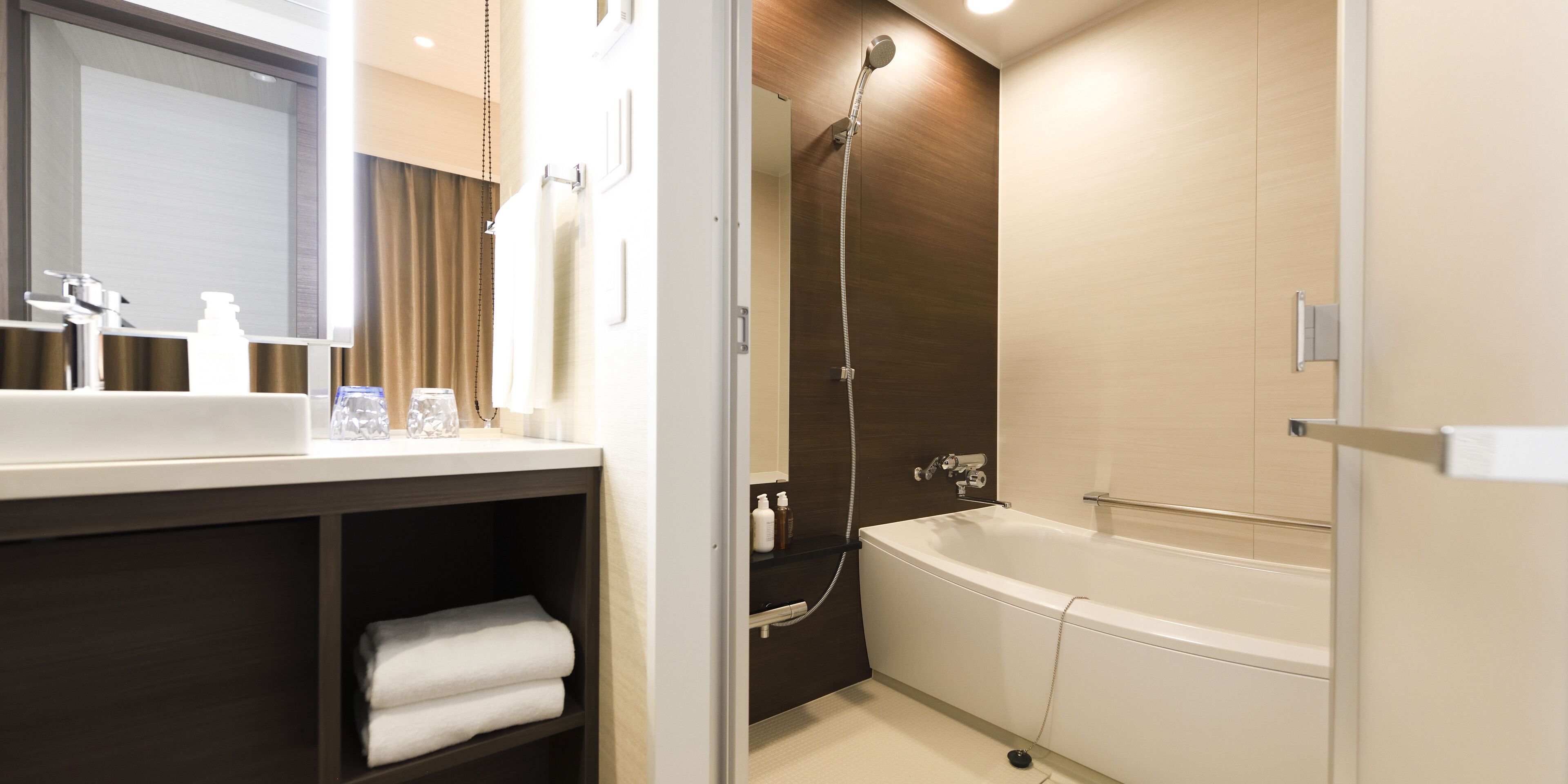 twin room | bathroom | combined shower/bathtub, free toiletries, hair dryer, slippers