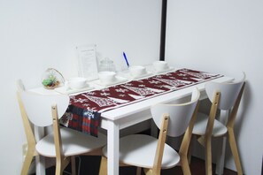 Apartment, 1 Schlafzimmer (Summer 3F) | Essbereich im Zimmer