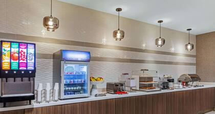 La Quinta Inn & Suites by Wyndham Kansas City Beacon Hill