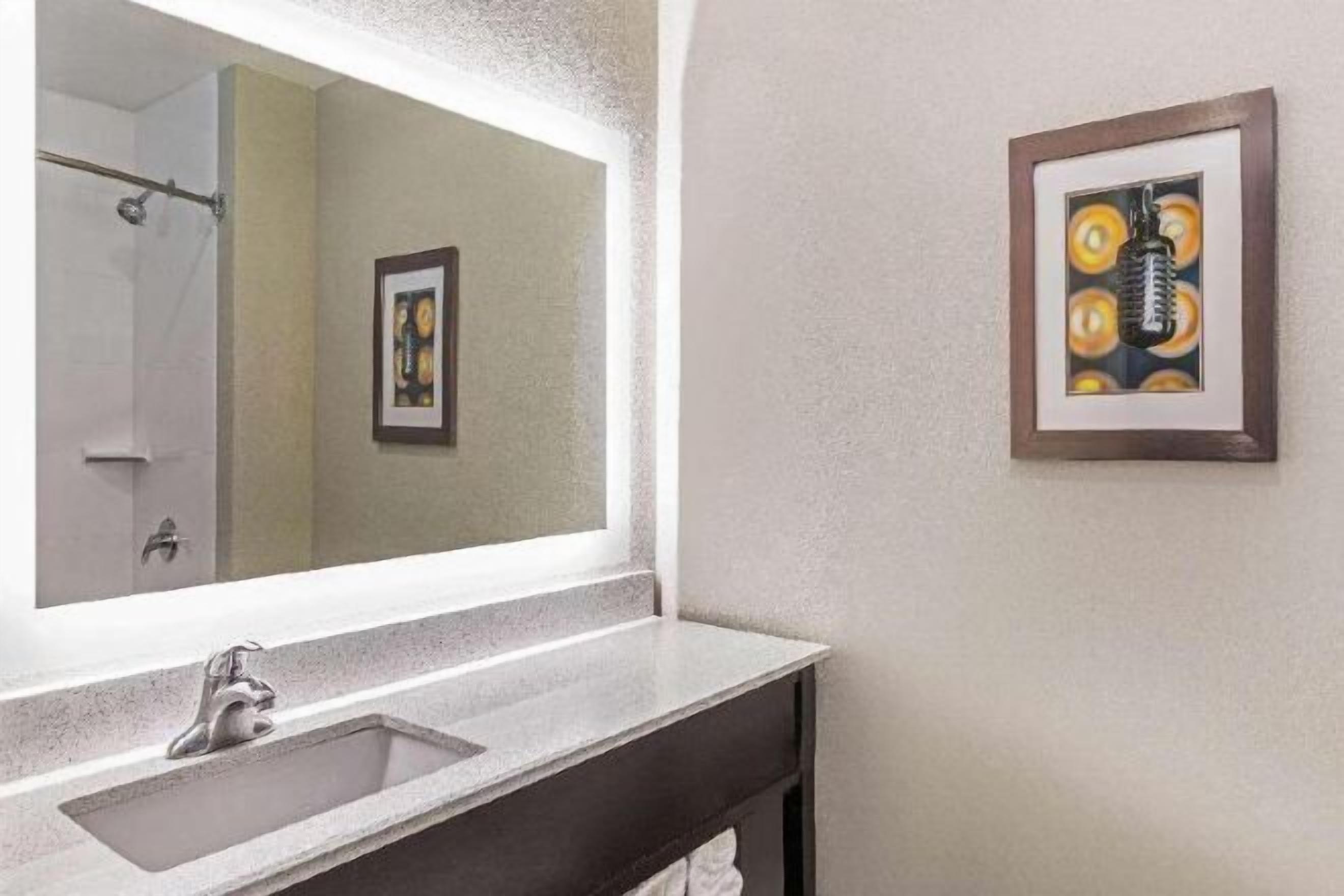 Combined shower/bathtub, hydromassage showerhead, hair dryer, towels
