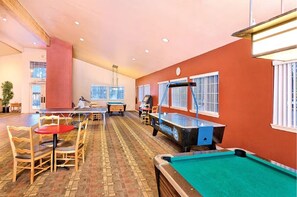 Game room - Resort 1BD condo with amenities of pool, arcade, walking trails and more (Pinetop-Lakeside)
