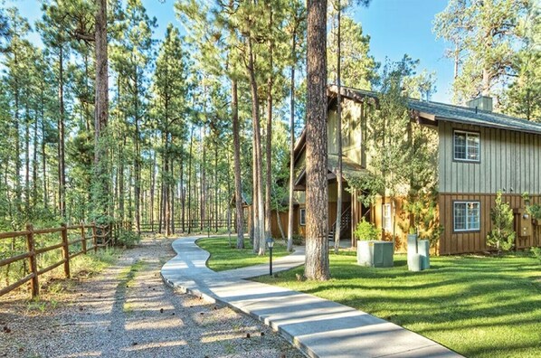 Exterior - Resort 1BD condo with amenities of pool, arcade, walking trails and more (Pinetop-Lakeside)
