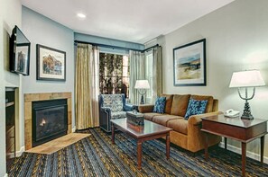 Televisie, een open haard, een dvd-speler en een tafeltennistafel