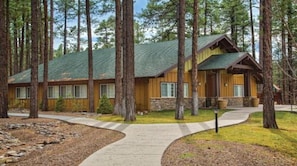 Exterior - Resort 1BD condo with amenities of pool, arcade, walking trails and more (Pinetop-Lakeside)