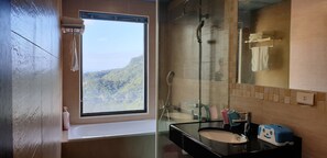 Phòng đôi, quang cảnh biển | Phòng tắm | Buồng tắm vòi sen, đồ dùng nhà tắm miễn phí, máy sấy tóc 