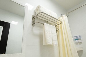 Shower, free toiletries, bathrobes, slippers - Hampton Suites (Davao)