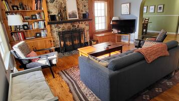 TV connectée, cheminée, livres