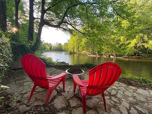 Eco-friendly riverfront home. Close to Ann Arbor and on the Huron River!