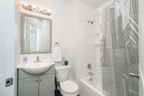 Baignoire, séchoir à cheveux, serviettes fournies