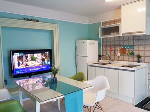 Room (Fiji) | Private kitchenette | Fridge, microwave, stovetop, electric kettle - Sunset Pension (Buan)