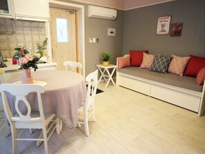 Room (Pataya) | In-room dining - Sunset Pension (Buan)