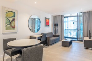 Superior appartement, 1 slaapkamer | Woonruimte | Een 40-inch flatscreentelevisie met digitale zenders en een ledtelevisie