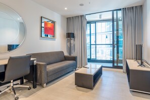 Superior appartement, 1 slaapkamer | Woonruimte | Een 40-inch flatscreentelevisie met digitale zenders en een ledtelevisie