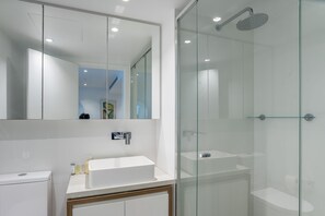 Superior Apartment, 1 Bedroom | Bathroom | Shower, free toiletries, hair dryer, towels
