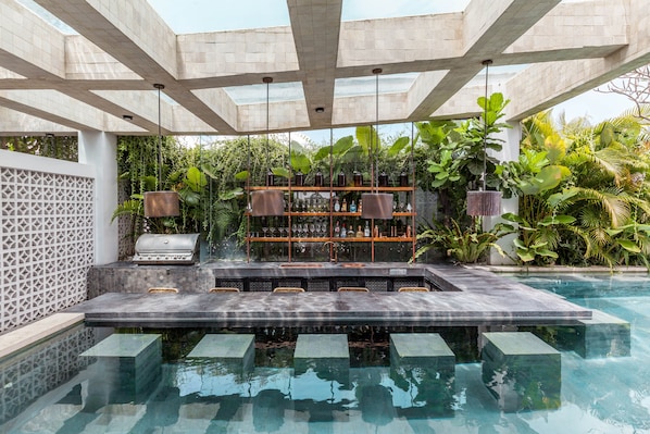 Swim-up bar