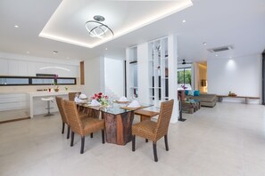 Villa Luxe, 2 chambres, piscine privée, vue piscine | Cuisine privée | Réfrigérateur, micro-ondes, plaque de cuisson, lave-vaisselle