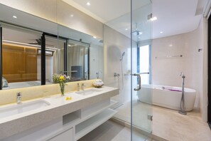 Rainfall showerhead, free toiletries, hair dryer, bathrobes - Villa Damar Canggu by Nagisa Bali (Canggu)