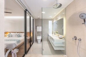 Rainfall showerhead, free toiletries, hair dryer, bathrobes - Villa Damar Canggu by Nagisa Bali (Canggu)