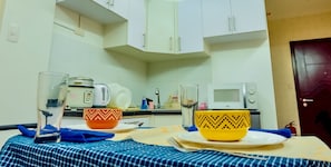 Micro-ondas, cafeteira/chaleira, talheres/pratos/utensílios de cozinha