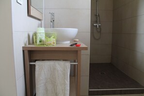 Ducha y bañera combinadas, secador de pelo y papel higiénico
