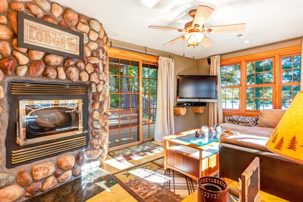 Een televisie, een open haard en een dvd-speler