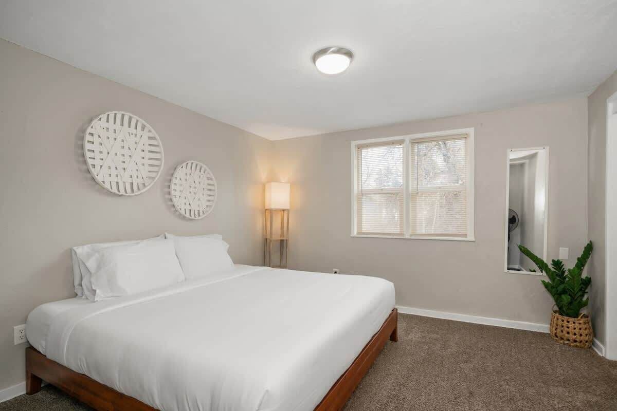 4 bedrooms, desk, iron/ironing board, travel crib