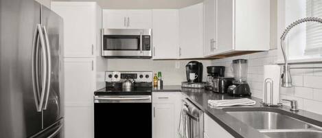 雪櫃、微波爐、焗爐、爐具