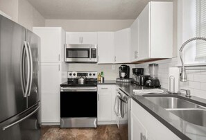 Réfrigérateur, four à micro-ondes, un four, surface de cuisson