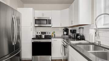 Jääkaappi, mikroaaltouuni, uuni, liesi