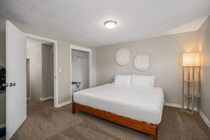 4 chambres, bureau, fer et planche à repasser, lit de bébé portatif