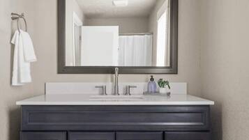 Douche, sèche-cheveux, serviettes fournies