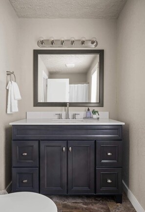 Douche, sèche-cheveux, serviettes fournies