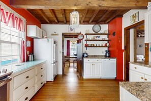 Jääkaappi, mikroaaltouuni, uuni, liesi