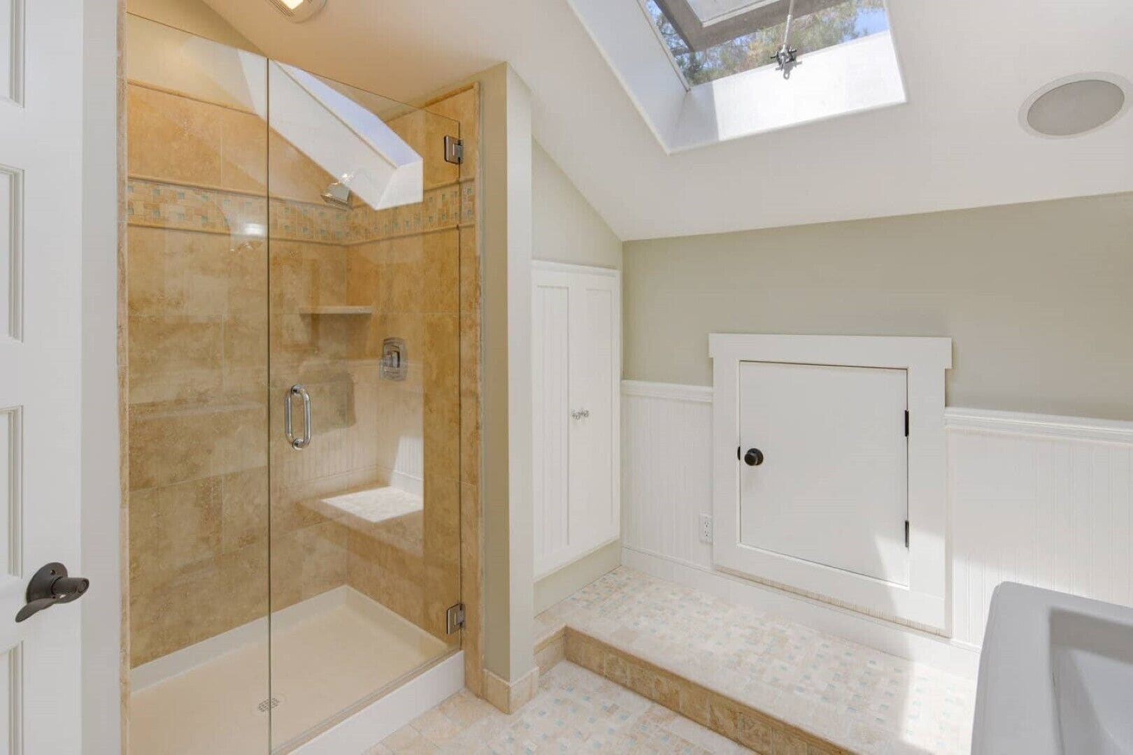 Combined shower/bathtub, hair dryer, towels, soap