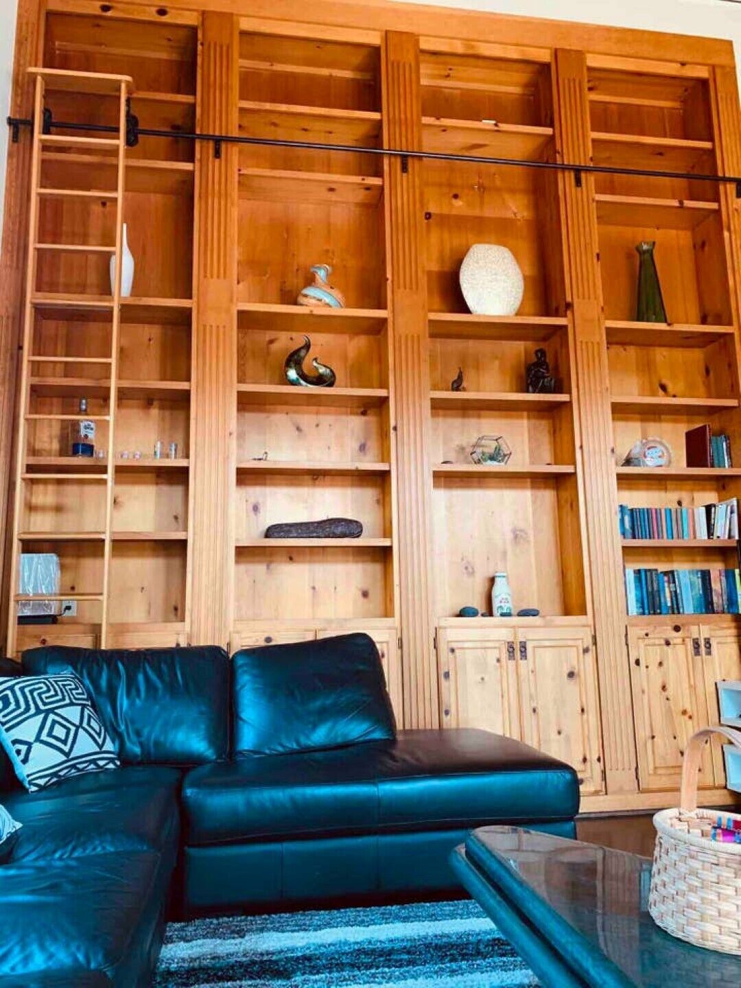 Smart TV, books, stereo