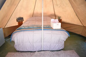 Comfort-Zelt, 2 Einzelbetten, eigenes Bad, zum Garten hin | Hochwertige Bettwaren, Daunenbettdecken, Select-Comfort-Betten