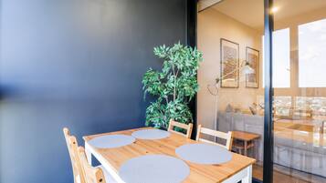 Standard Apartment, 1 Bedroom | In-room dining