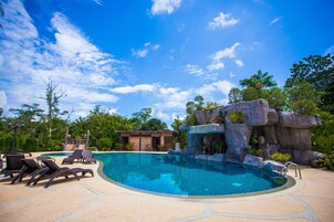 Una piscina al aire libre