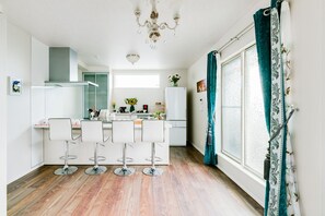 디럭스 빌라 | 거실 공간 | 평면 TV