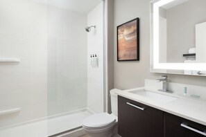 Estudio, 1 cama King size y sofá cama | Baño | Regadera, amenidades de baño gratuitas, secadora de cabello, toallas 