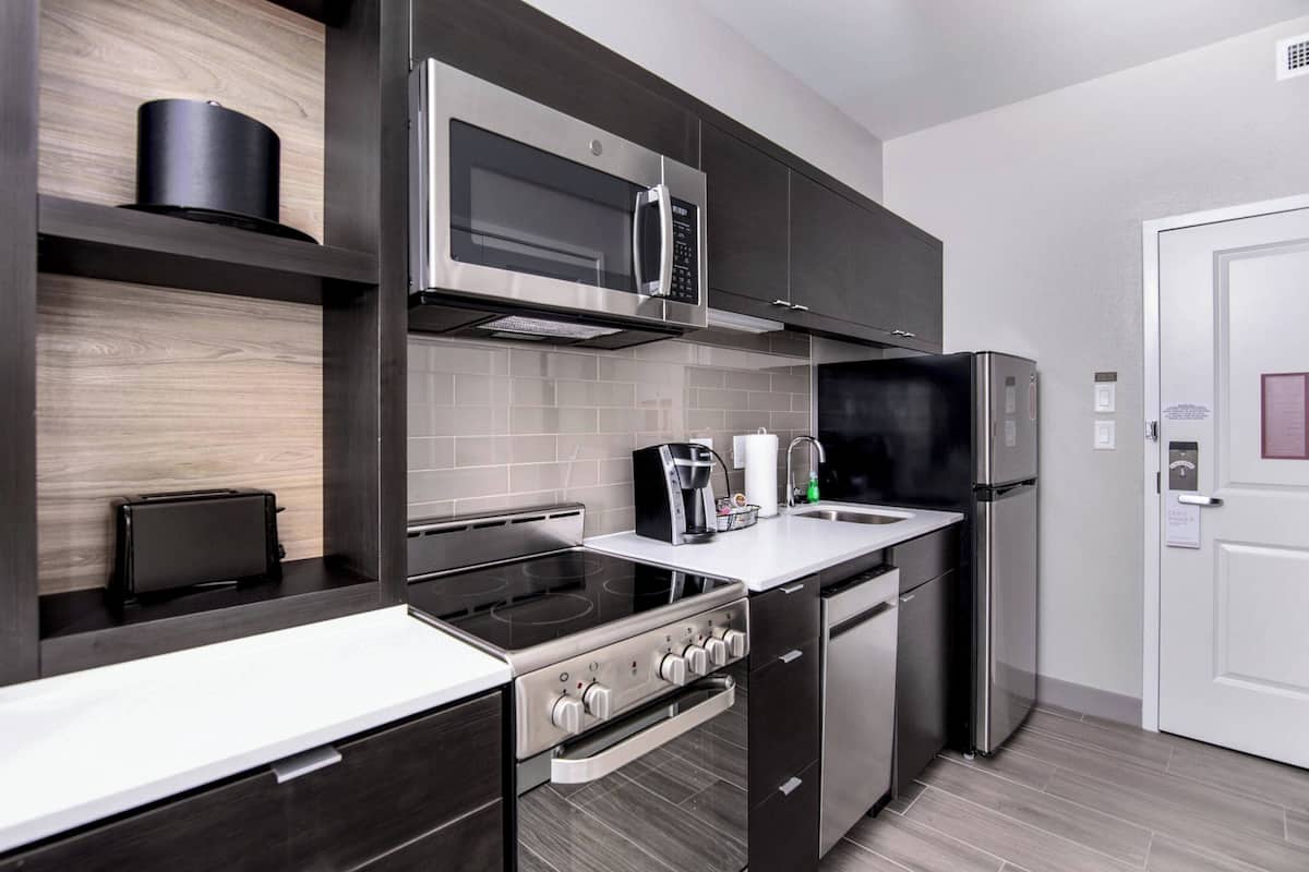 Refrigerador, microondas, placa de cocina, lavavajillas