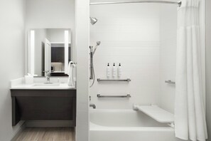Dusche, kostenlose Toilettenartikel, Haartrockner, Handtücher