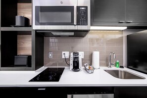 Fridge, microwave, stovetop, dishwasher