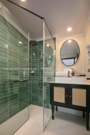 Habitación Deluxe con 1 cama doble o 2 individuales, vistas a la ciudad | Baño | Ducha y cabezal de ducha tipo lluvia