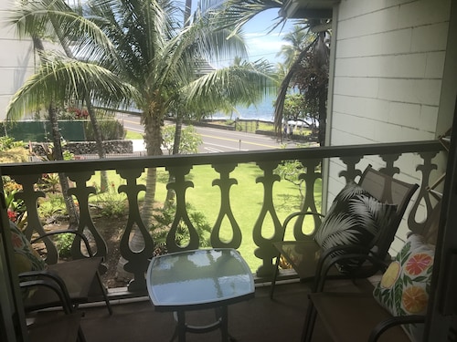 The Ocean- Cozy Condo in the heart of Kona