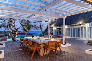 Family dining - Mandala The Bay (Lembongan Island)