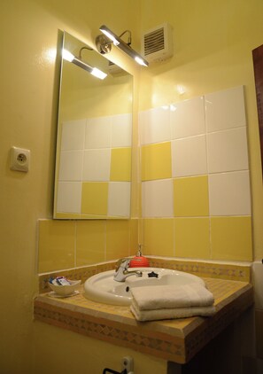 Een douche, een haardroger, handdoeken, zeep