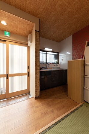 Interior entrance - Shirakabanoyado-Tennoji (Osaka)