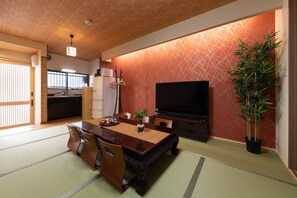 슈피리어 빌라 | 거실 공간 | 평면 TV